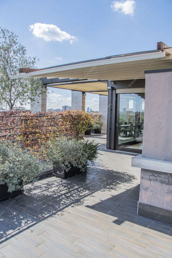 Terrazza con piante e tende da sole per esterni