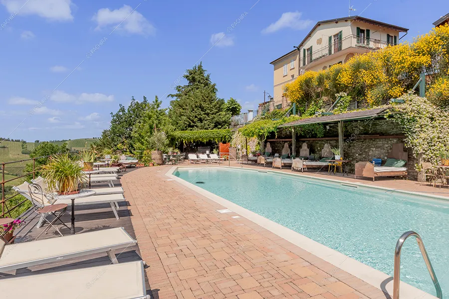 Piscina dell'agriturismo Mistral, location in stile rustico a Pavia