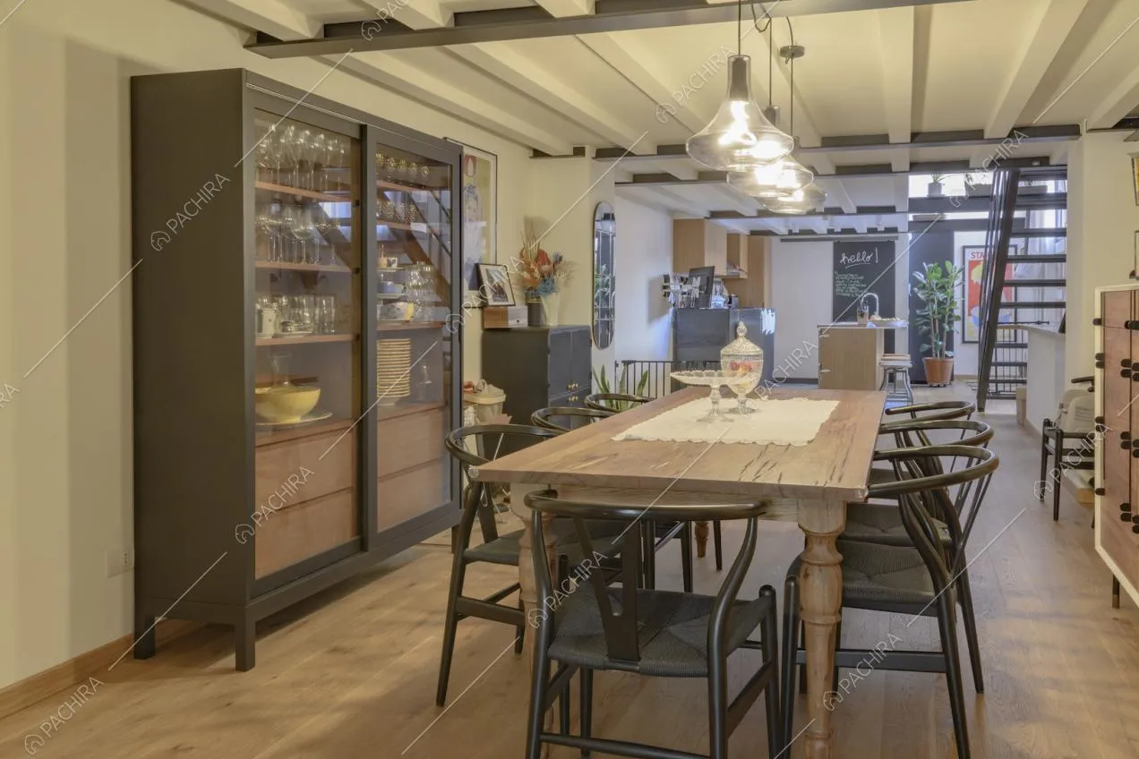 Tavolo da pranzo in legno e mobilio industriale