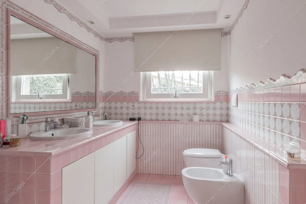 Bagno con piastrelle rosa della villa Bauxite, location in stile moderno a Roma
