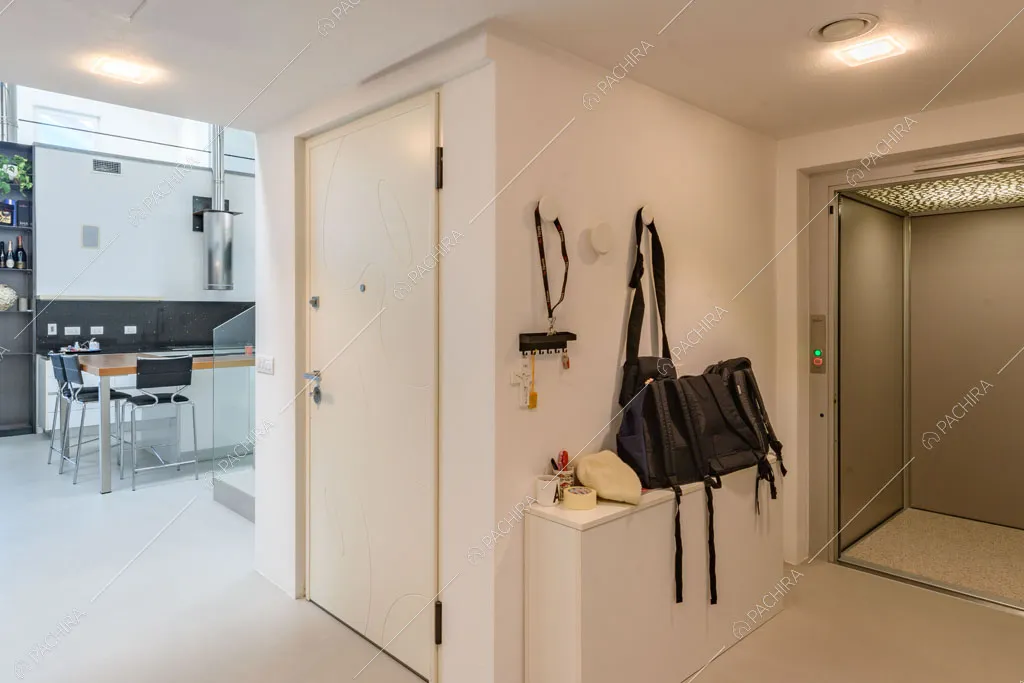 Porta d'ingresso del loft Genepi, location in stile contemporaneo a Milano
