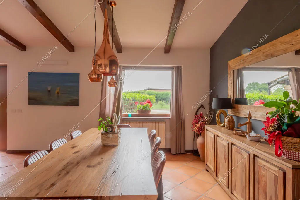 Sala da pranzo della villa Ematite, location in stile rustico a Roma