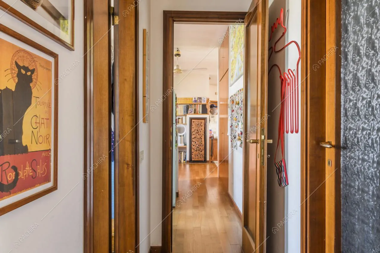 Corridoio con pavimento in parquet e porte in legno