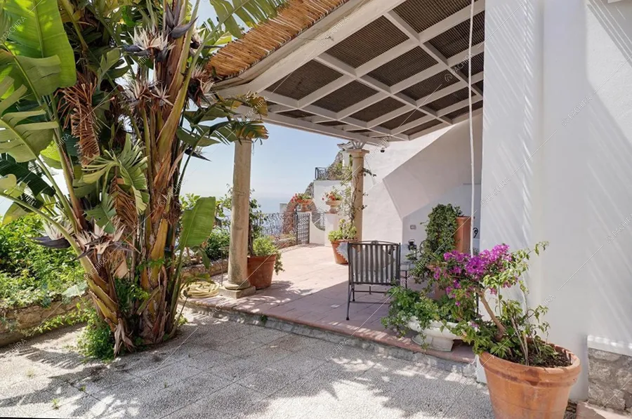 Veranda della villa Oder, location in stile classico a Napoli