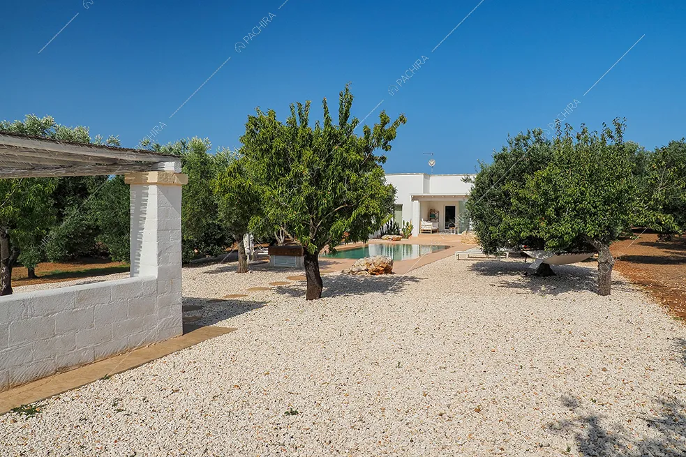 Esterni della villa Iolite, location in stile minimal a Brindisi