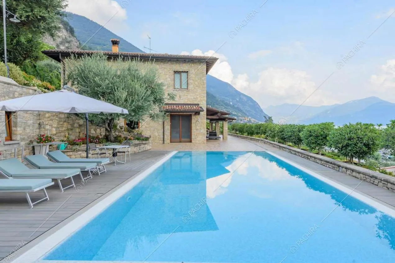 Grande piscina sulla terrazza con vista sul lago e sulle montagne