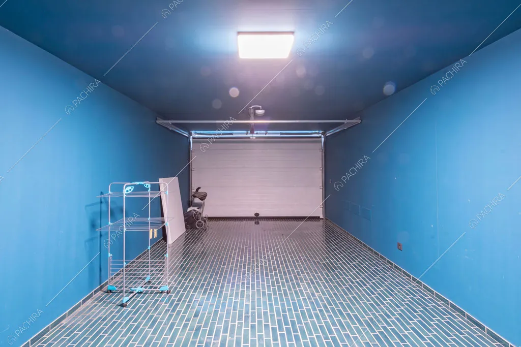 Garage del loft Danubio, location in stile contemporaneo a Brescia