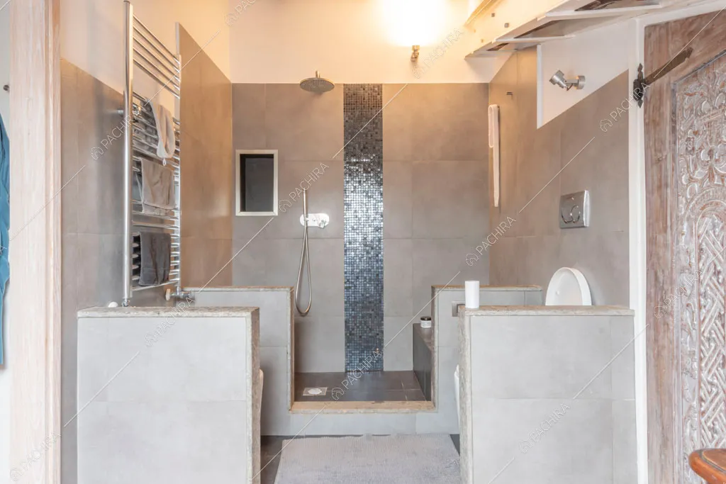 Bagno con piastrelle grigie dell'appartamento Uru, location in stile moderno a Roma