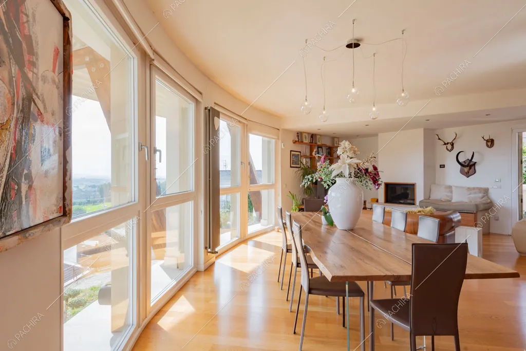 Pavimento in parquet nella zona living della villa Matico, location in stile contemporaneo a Roma