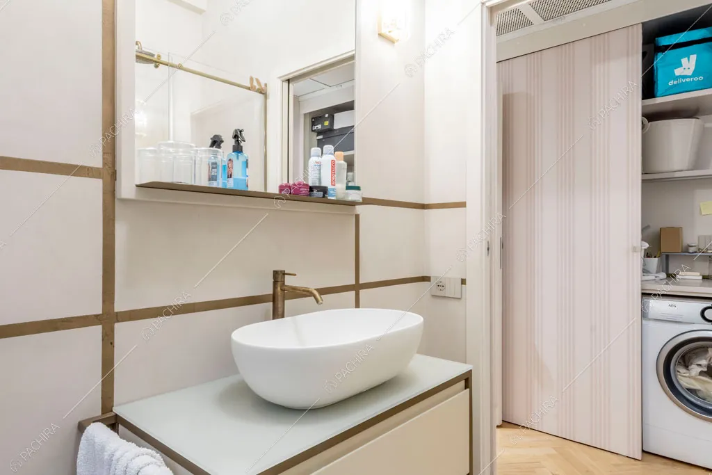 Bagno dell'appartamento Capsico, location in stile contemporaneo a Milano