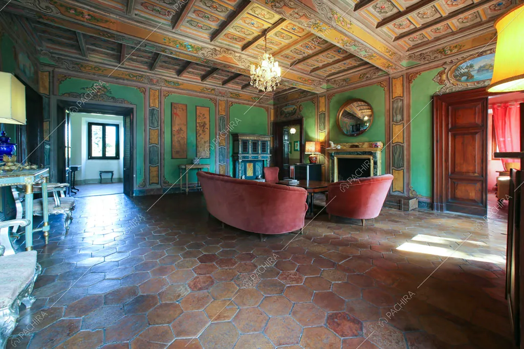 Pavimento in cementine nel grande salotto con pareti affrescate e soffitto a cassettoni