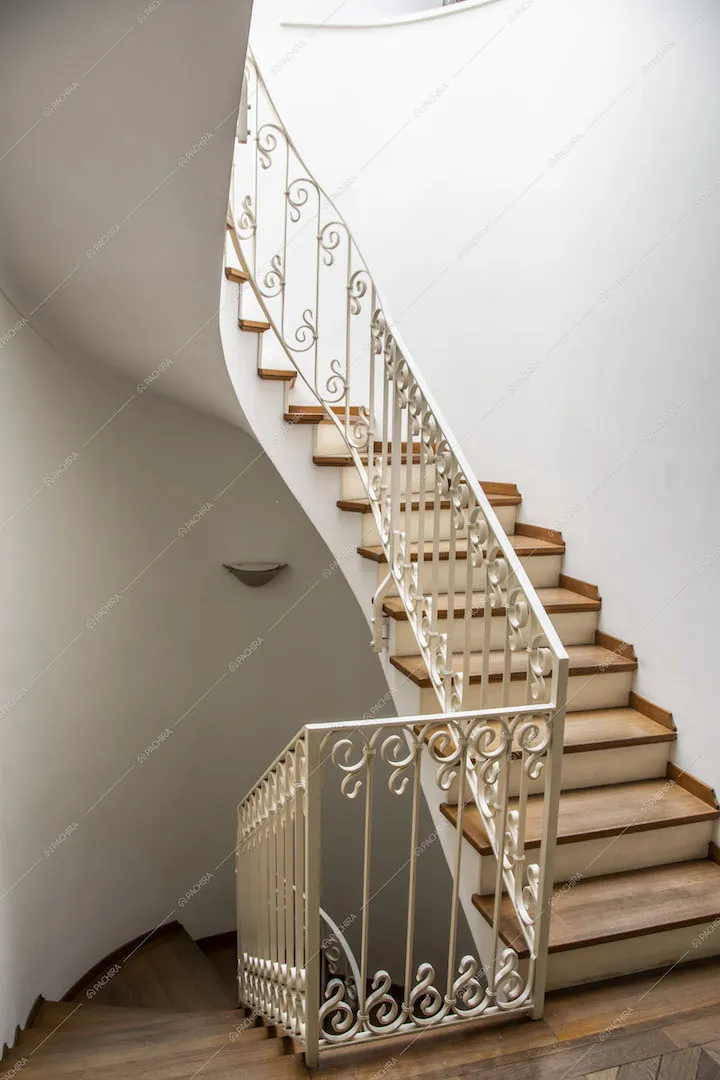 Scale con corrimano bianco e pedata in parquet