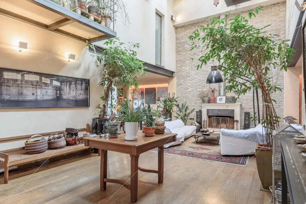 Zona living con pavimento in parquet del loft Mindanao, location in stile contemporaneo a Milano