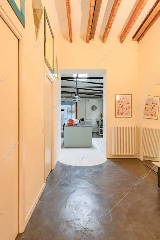 Corridoio del loft Unakite, location in stile moderno a Milano