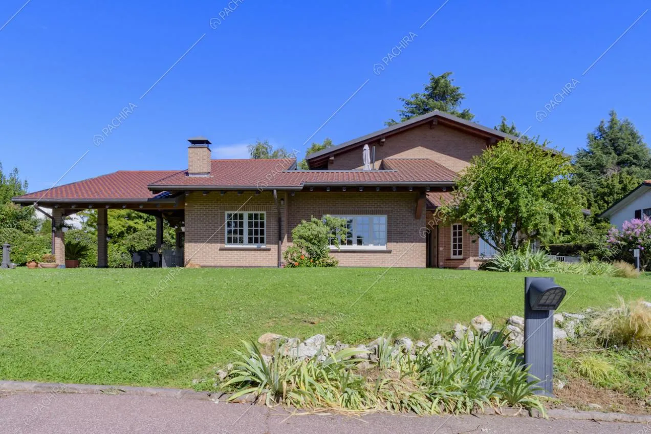 Villa con tetto ricoperto in tegole e ampio giardino