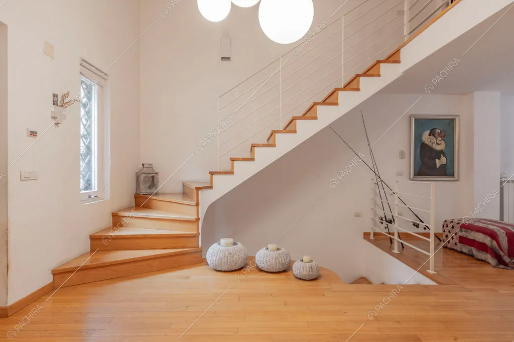 Atrio con scale in legno della villa Bauxite, location in stile moderno a Roma