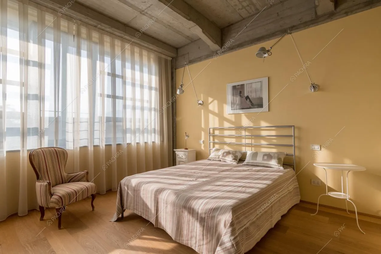 Una delle camere da letto della location Susina