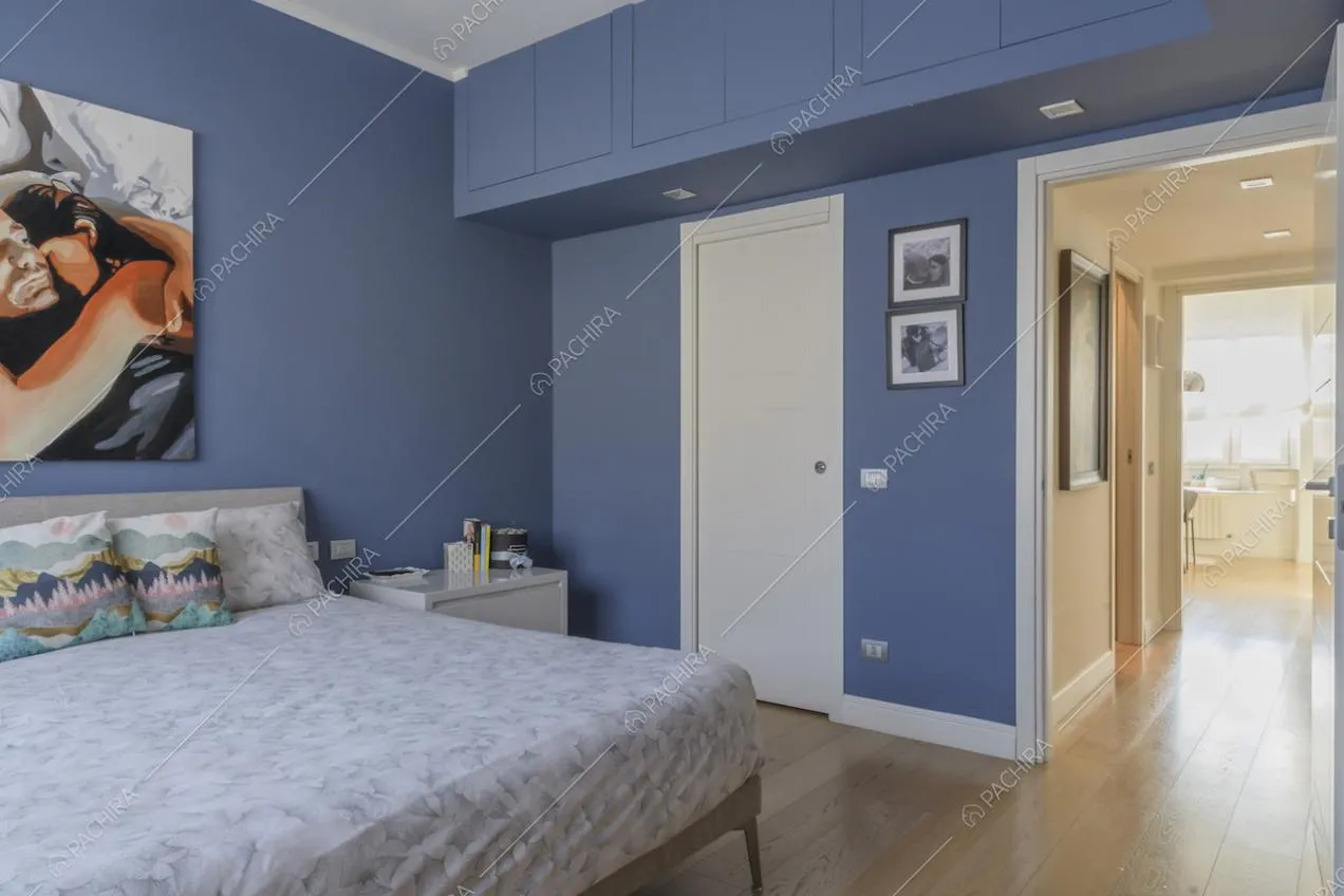 Camera da letto con controsoffitti azzurri