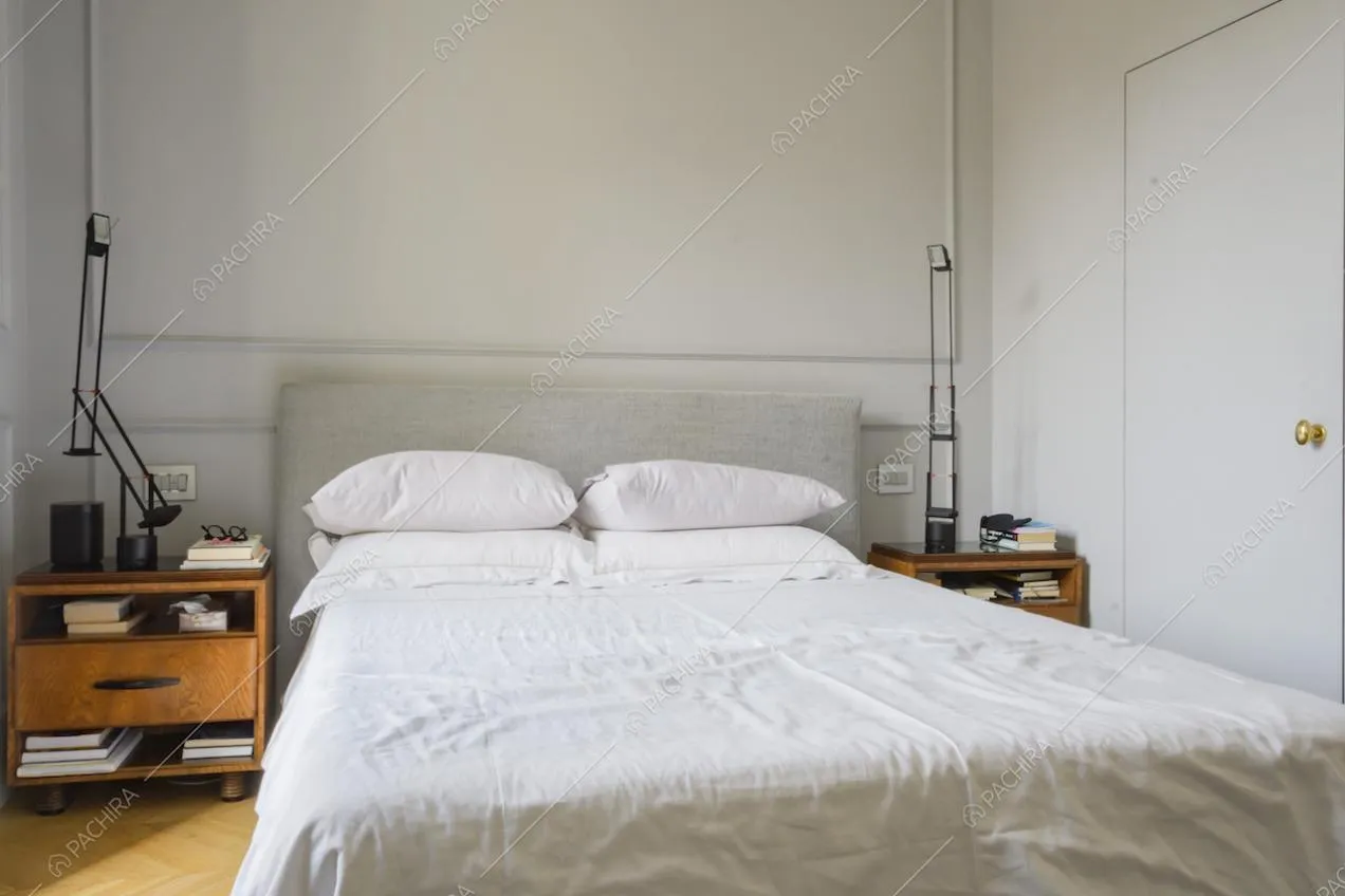 Letto matrimoniale e comodini in legno chiaro