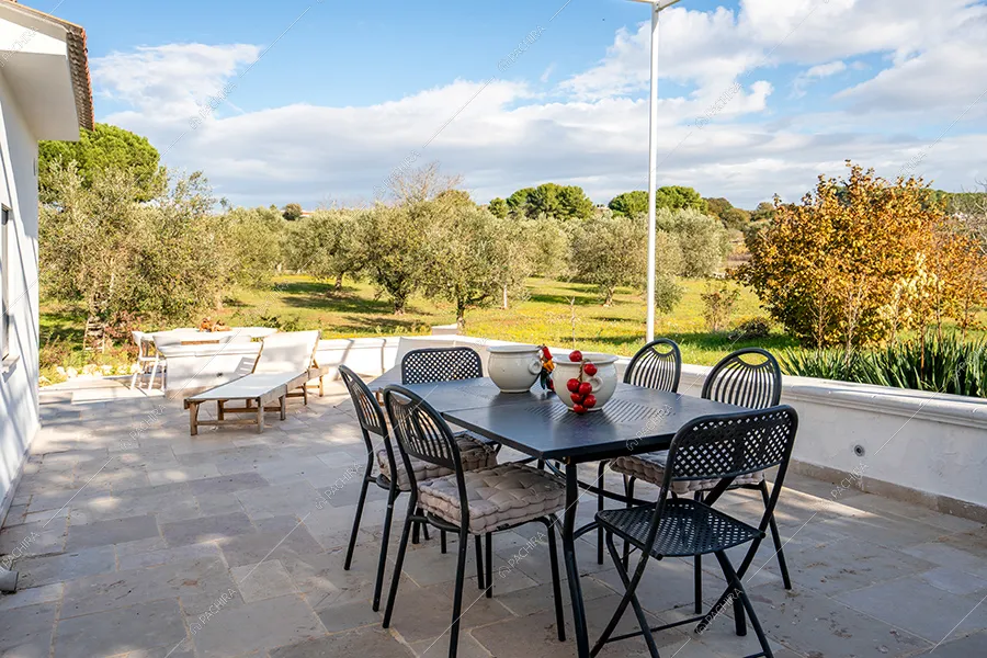 Terrazza della villa Sahel, location in stile rustico a Brindisi