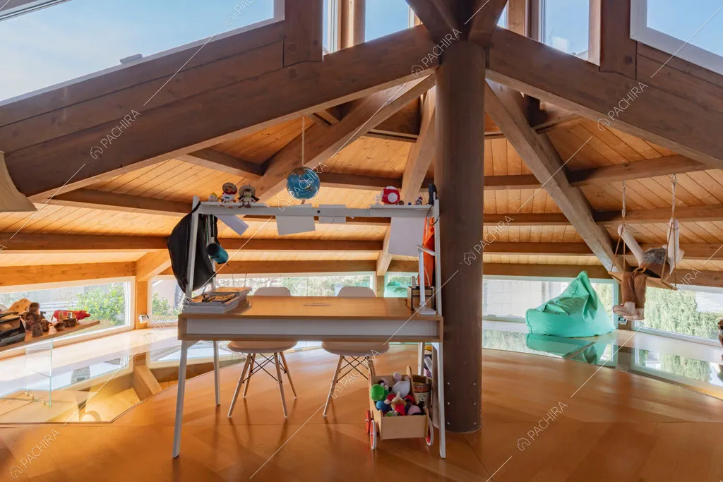 Solaio con travi in legno a vista della villa Matico, location in stile contemporaneo a Roma