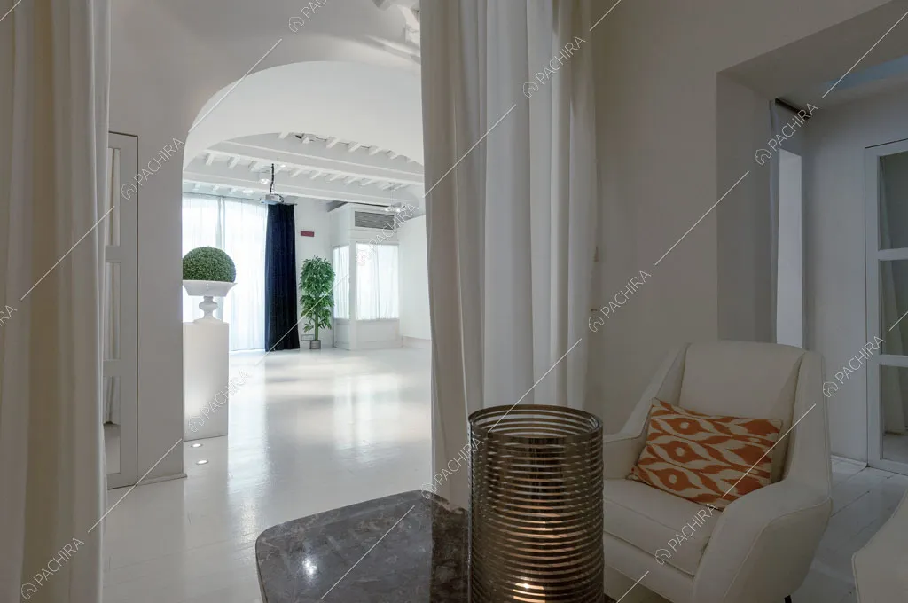 Ambiente total white dell'hotel McKinley, location in stile classico a Firenze