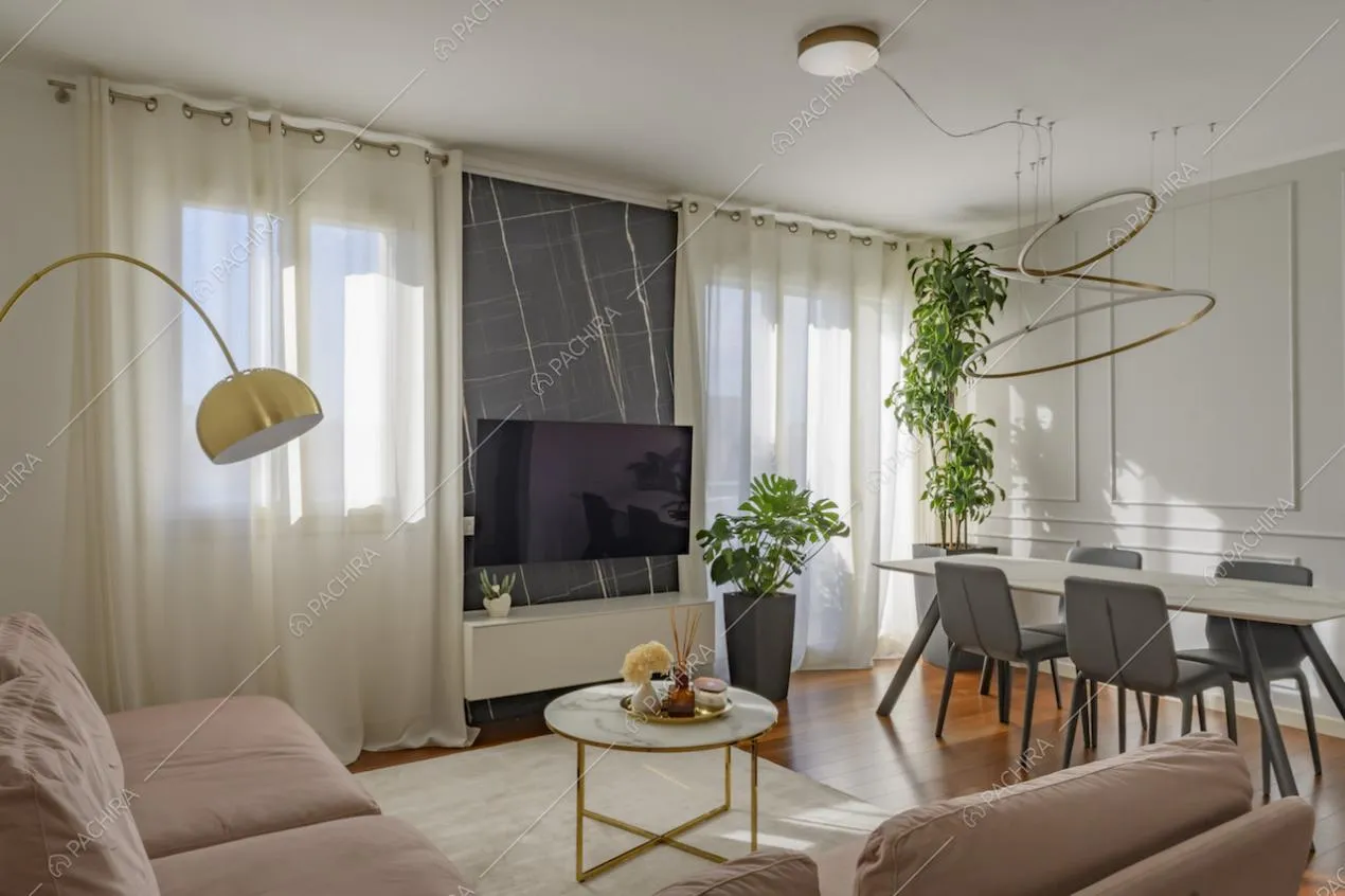 Salotto con divano angolare e pavimento in parquet