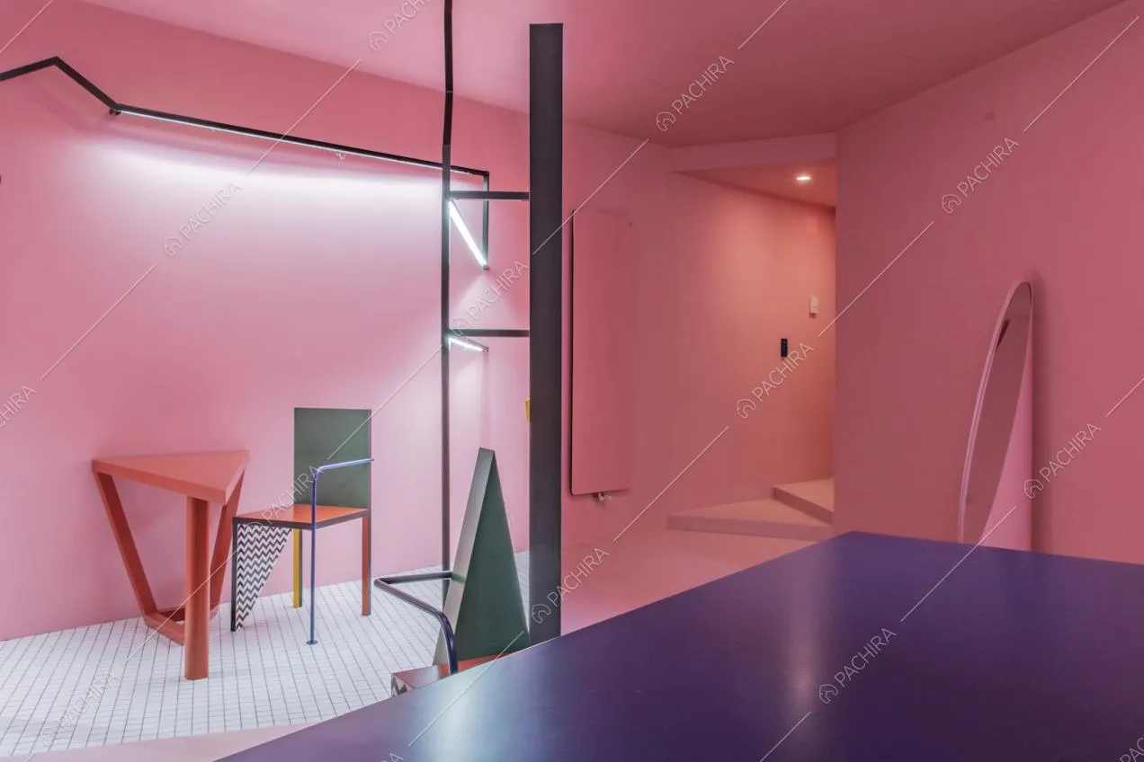 Giochi di luci e forme geometriche nel loft in stile contemporaneo