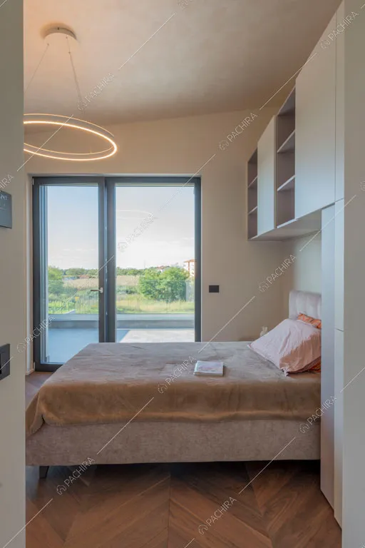 Camera da letto della villa Warta, location in stile contemporaneo a Monza