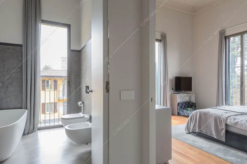 Scorcio sul bagno e sulla camera da letto dell'appartamento Fiore di porro, location in stile minimal a Monza