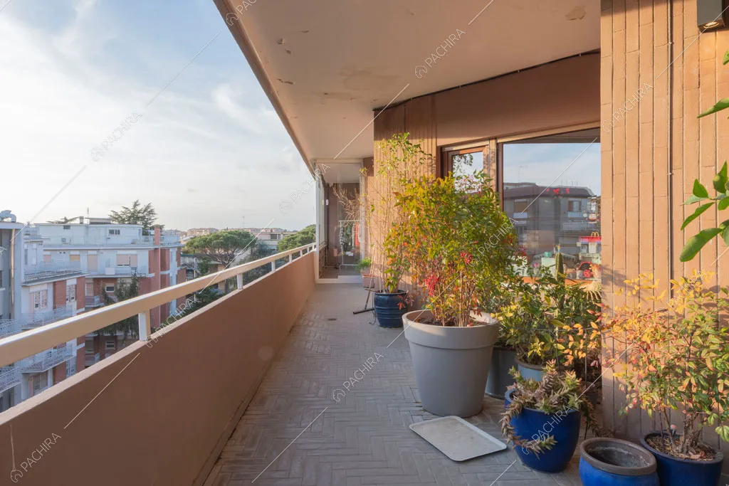 Ampia terrazza dell'appartamento Molucche, location in stile contemporaneo a Roma