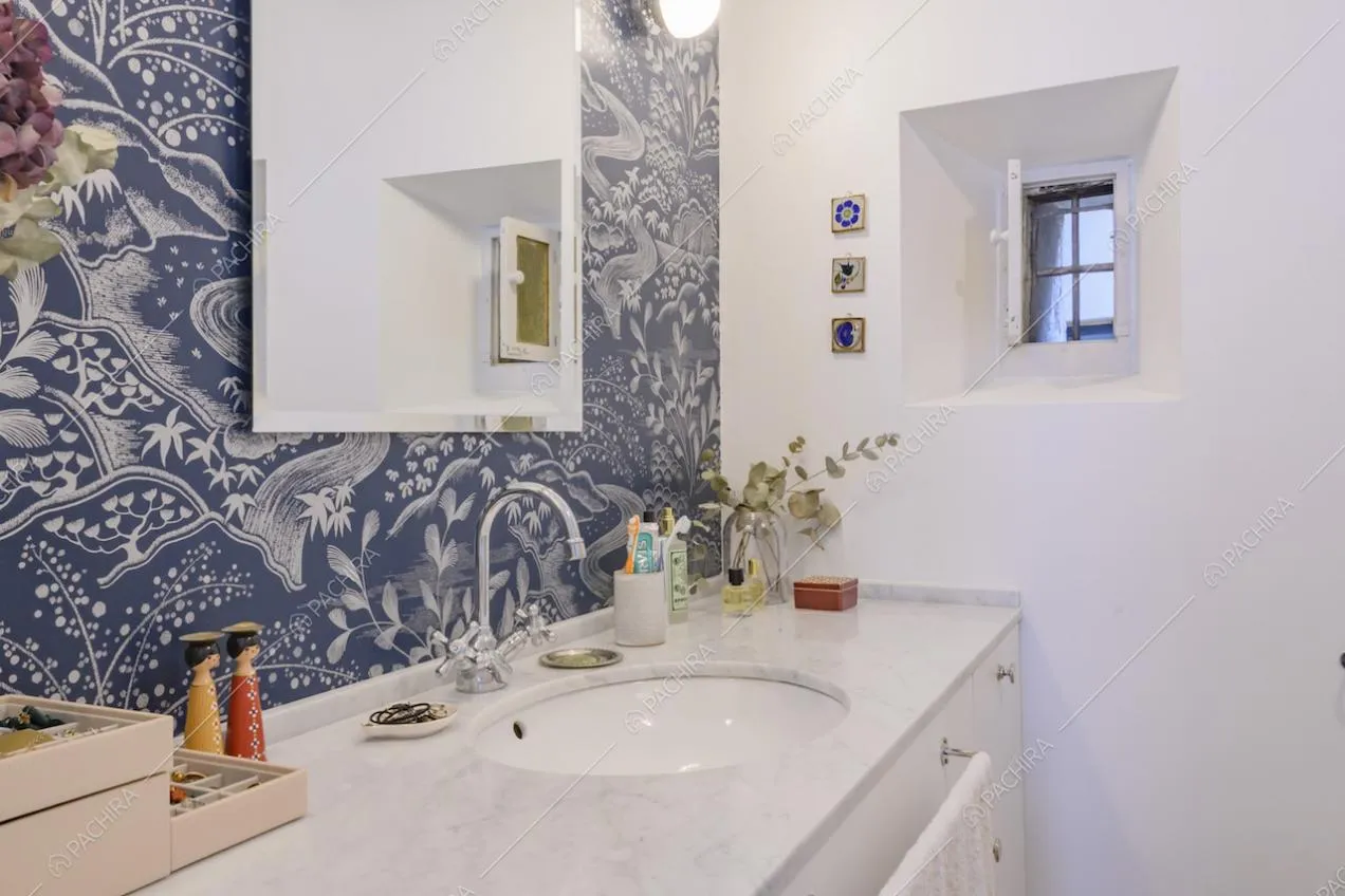 Bagno con carta da parati blu
