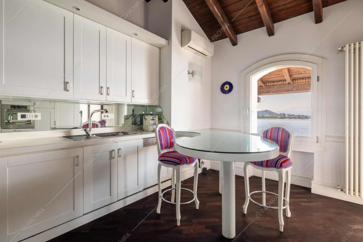 Cucina dell'appartamento Amazon, location in stile moderno a Novara