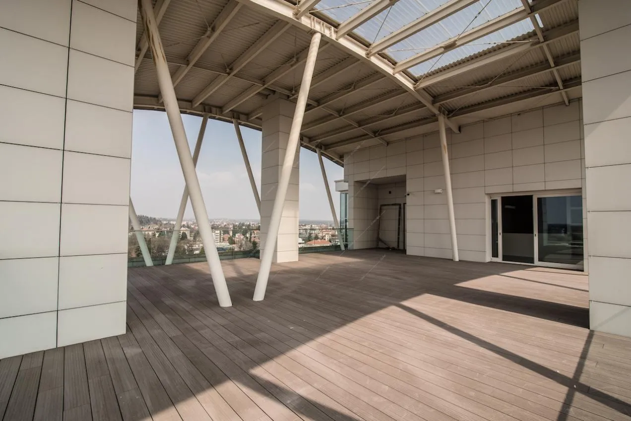Struttura di copertura sulla terrazza con pavimento in parquet