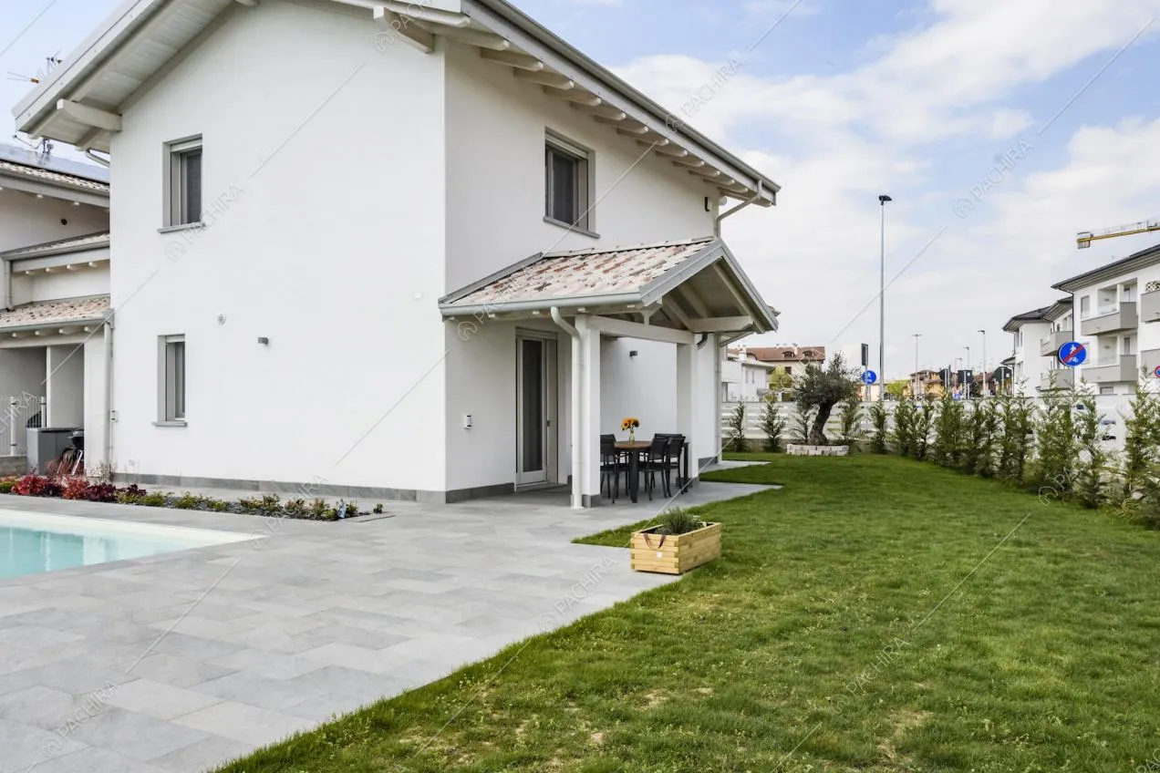 Villa moderna con portico, giardino e piscina