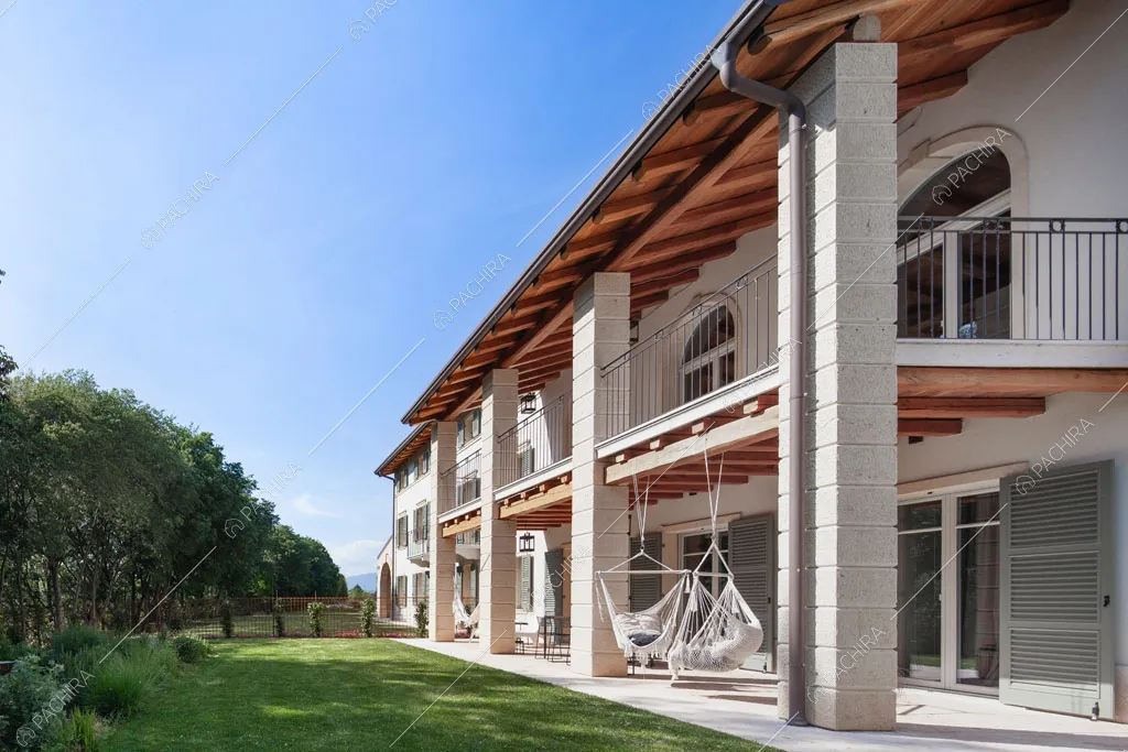 Vista sui portici e sulle terrazze della villa Ghibli, location in stile contemporaneo a Verona