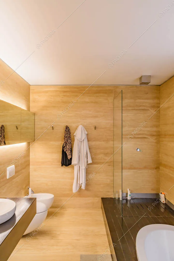 Bagno con pavimento e pareti in parquet, vasca e box doccia