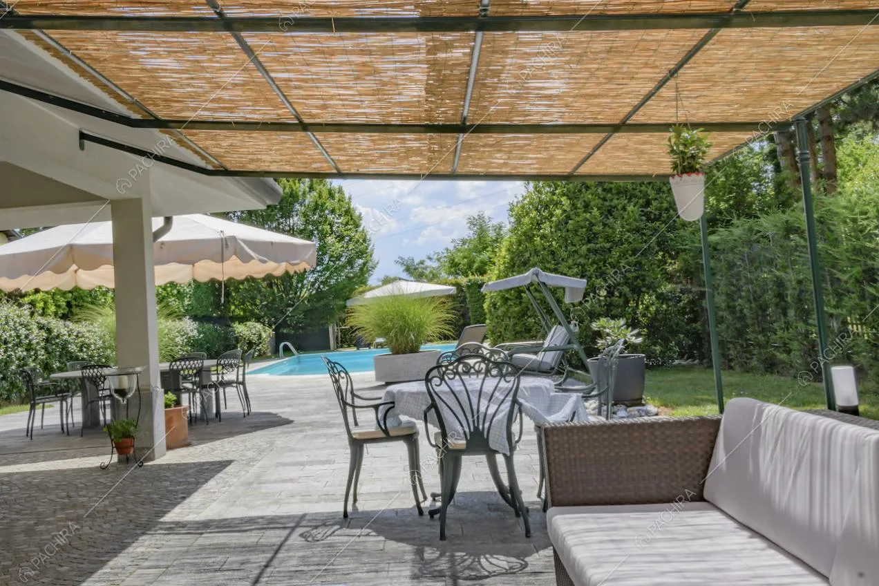 Dalla veranda vista sulla splendida piscina