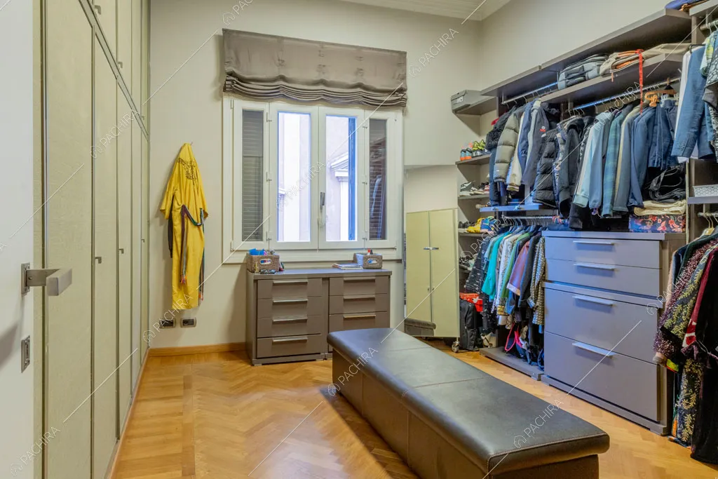 Cabina armadio dell'appartamento Yalu, location in stile contemporaneo a Roma