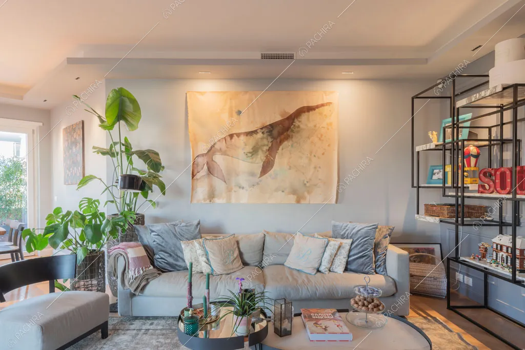 Zona living con pareti grigie dell'appartamento Molucche, location in stile contemporaneo a Roma