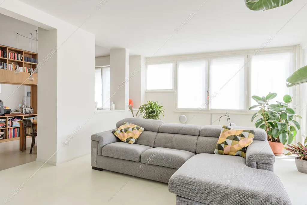 Sala con pareti bianche dell'appartamento Papagayo, location in stile contemporaneo a Milano