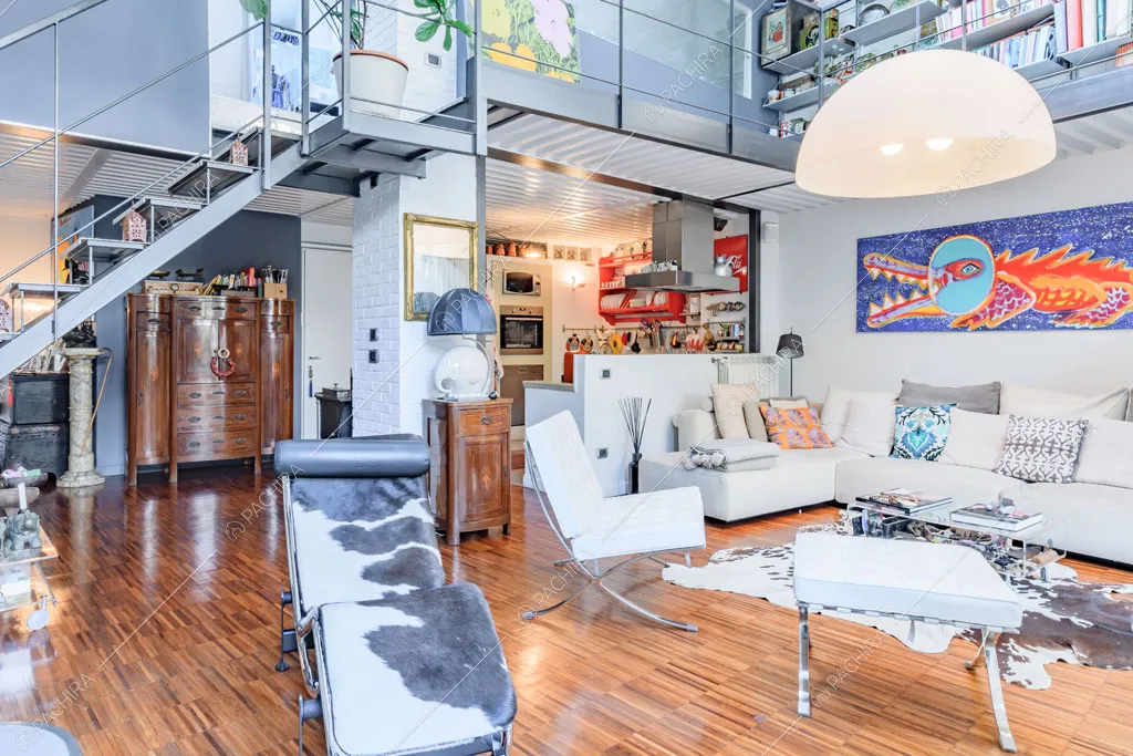 Zona living del loft Cascarilla, location in stile moderno a Milano