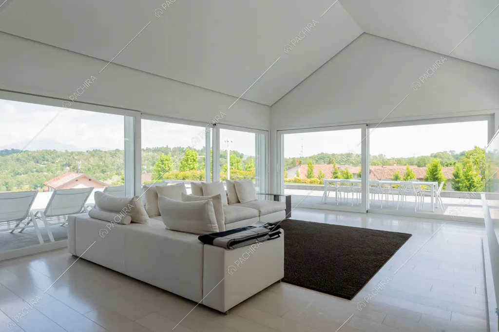 Zona living della villa Coral, location in stile contemporaneo a Como