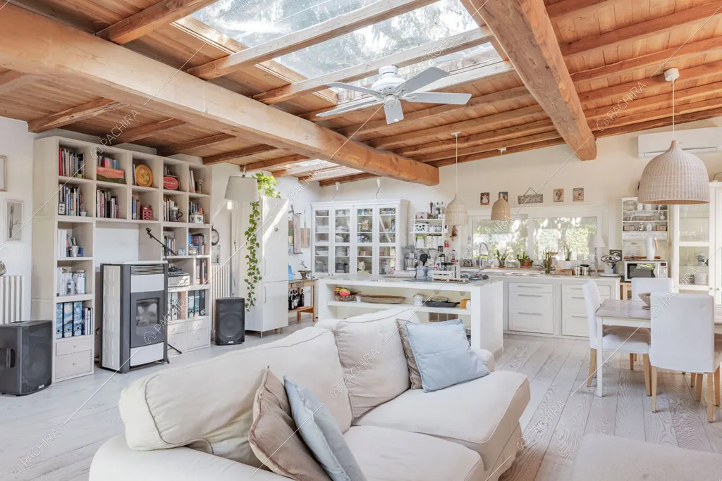 Lucernari sul soffitto con travi a vista della zona living della location Aliseo, villa in stile contemporaneo a Roma