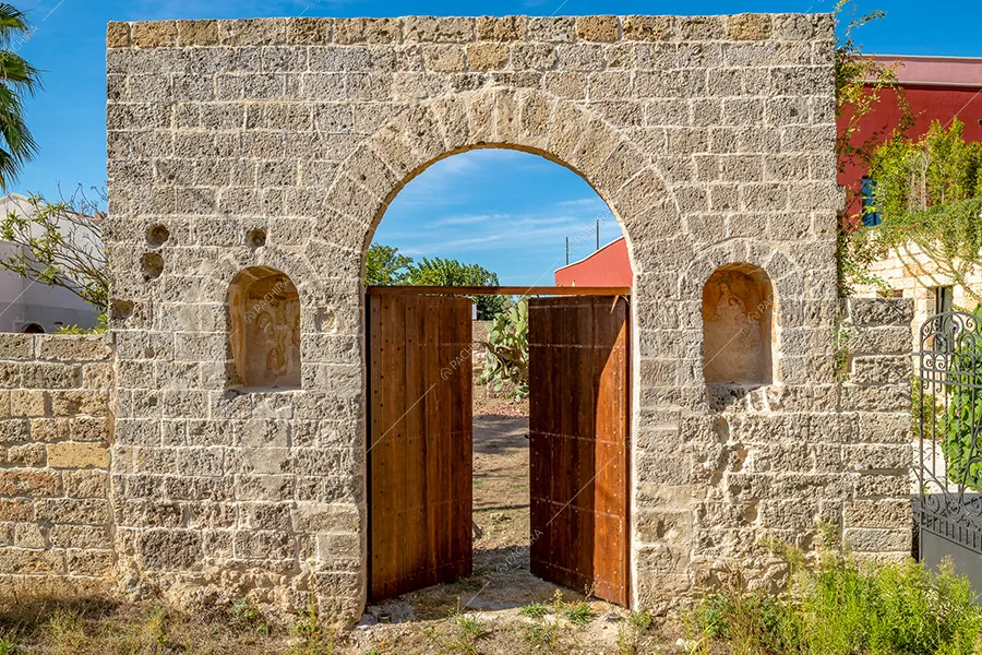 Ingresso della masseria Chinook, location in stile contemporaneo a Lecce
