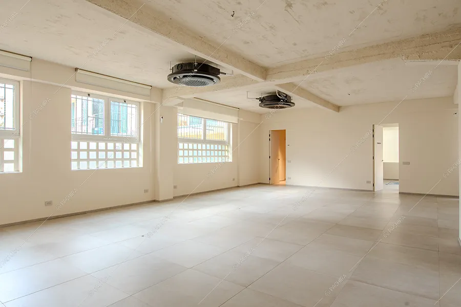 Sala dell'espositivo Tipuana, location in stile contemporaneo a Milano