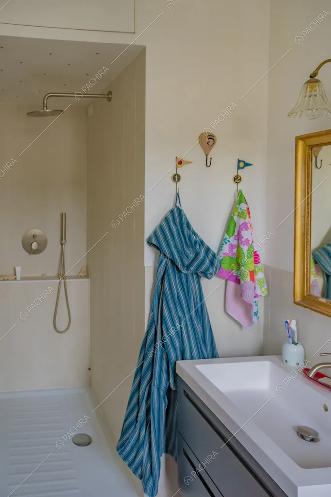 Bagno color panna con doccia incassata a muro