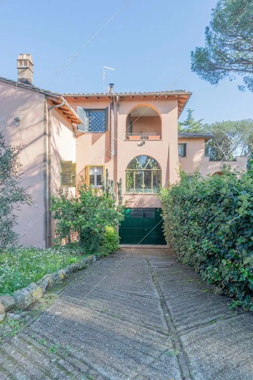 Vialetto della dimora storica Logan, location in stile classico a Roma