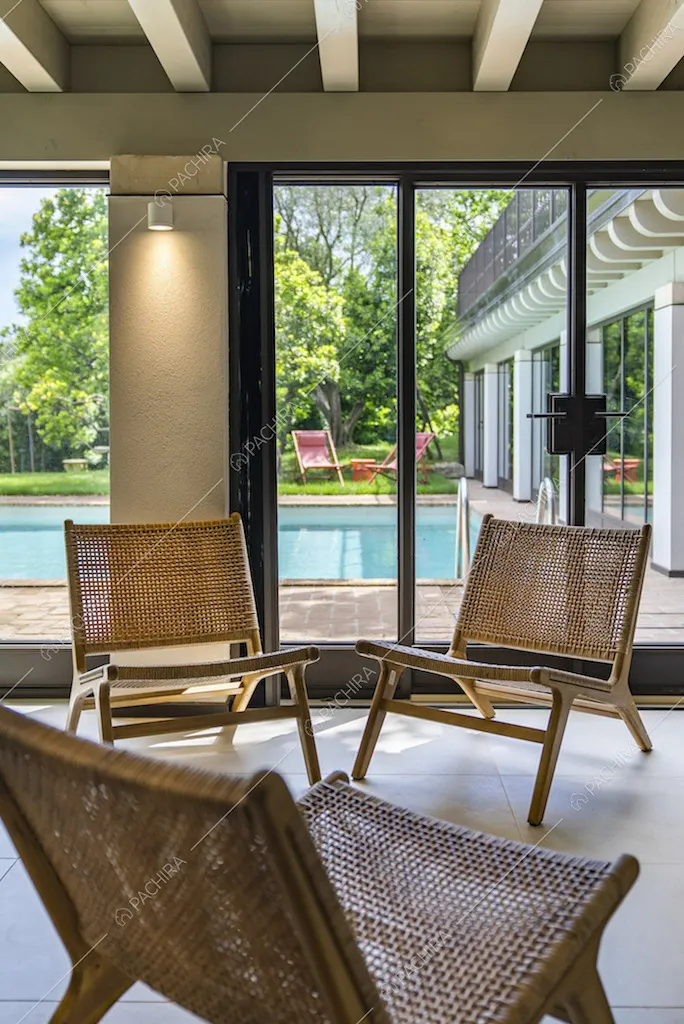 Vista sulla piscina esterna dalla zona relax