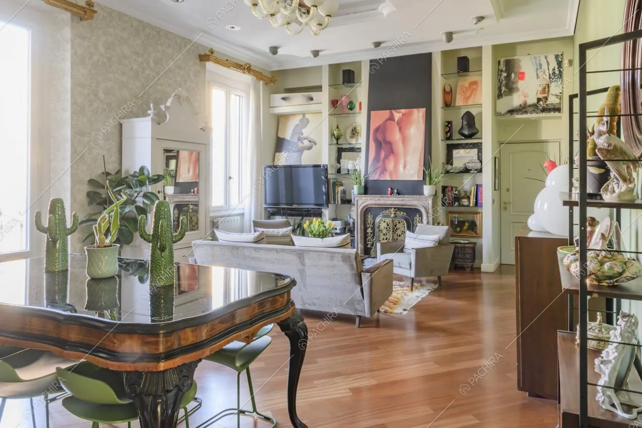 Tavolo d'antiquariato e pavimento in parquet nel salotto